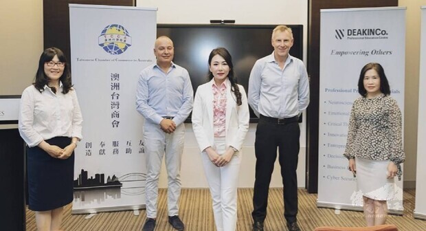 劉妍宏(中)、兩位講座(左二及右二) 、吳春芳(左一)、蘇莉莉(右一)。