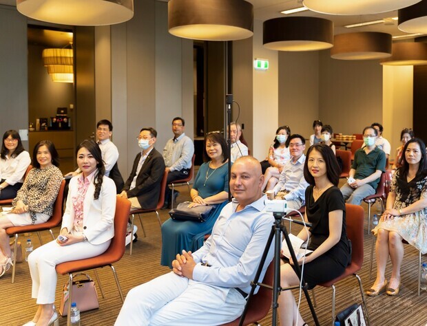 與會者聚精會神聆聽講座。