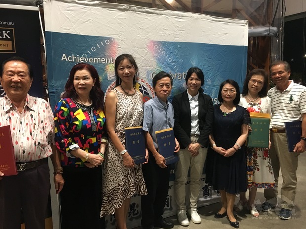 新聘榮譽職人員合影,左起黃中東、蕭素卿、王立文、施國幟、黃素珍、廖明秀、蘇萬喜。