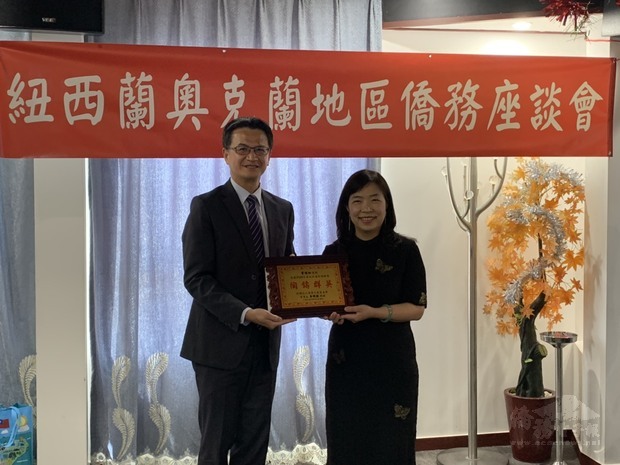 劉永健(左)頒發師鐸獎予曾昭如(右)。