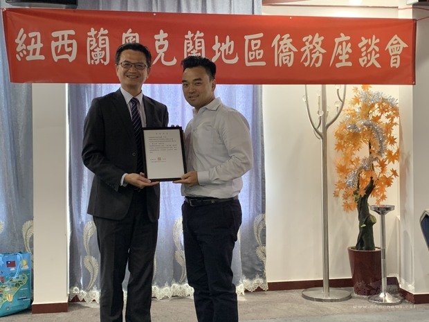 劉永健(左)頒發橄欖油金牌首獎賀狀予李昀翰(右)。