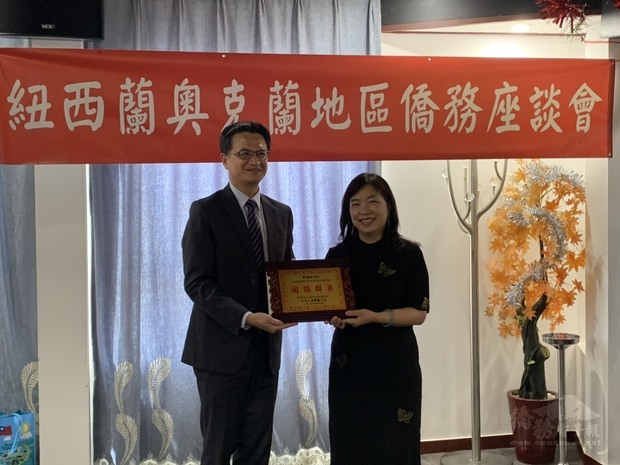 曾昭如獲頒「師鐸獎」,與劉永健合影。