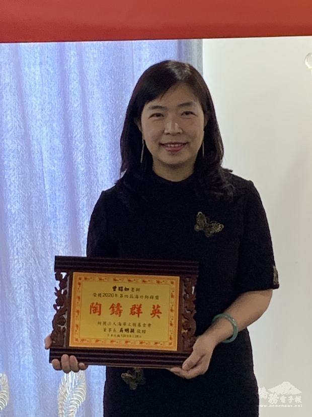 曾昭如與「師鐸獎」獎座。