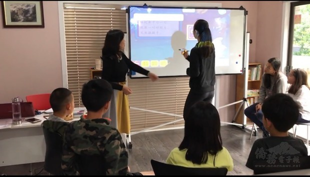 運用互動白板教學。