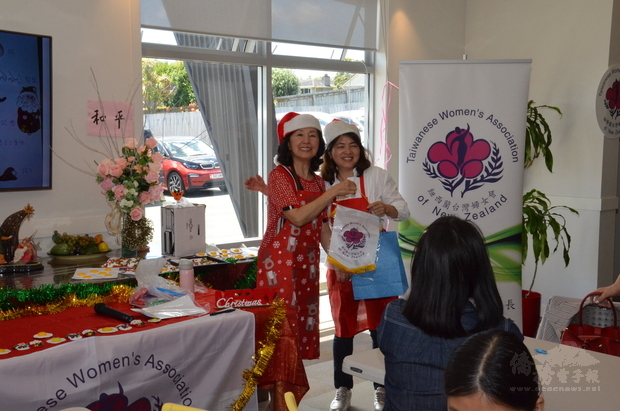 黃瑪美(左)致贈婦女會紀念旗與禮物感謝Yvonne Lin老師(右)活潑的教學。