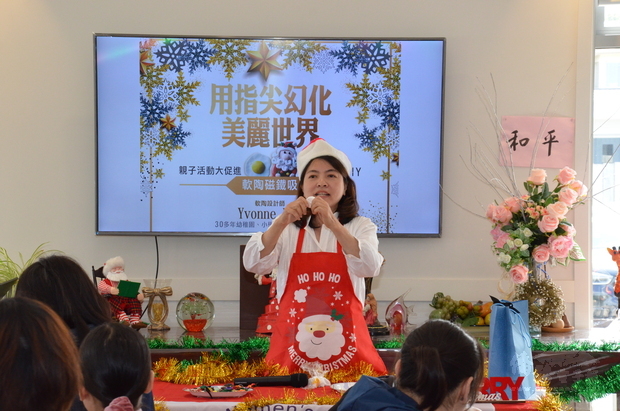 Yvonne Lin老師解說軟陶揉捏技巧。