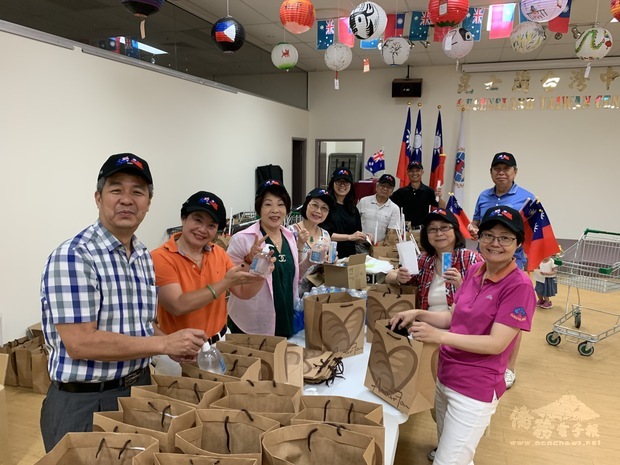盧淑媛(左三)、黃素珍(左四)率領工作人員裝袋紀念品