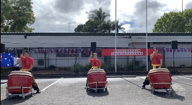 世界多元文化藝術協會鼓隊為元旦升旗開場