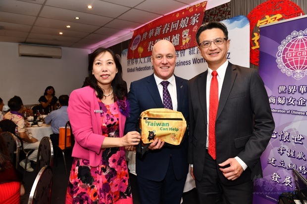 劉永健處長及王嘉珊會長致贈防疫關懷包予國會議員 Christopher Luxon