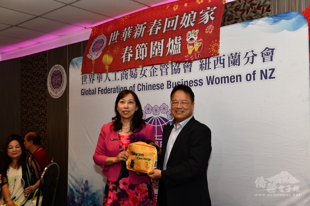 僑務秘書鍾文昌致贈防疫關懷包予世華會長王嘉珊