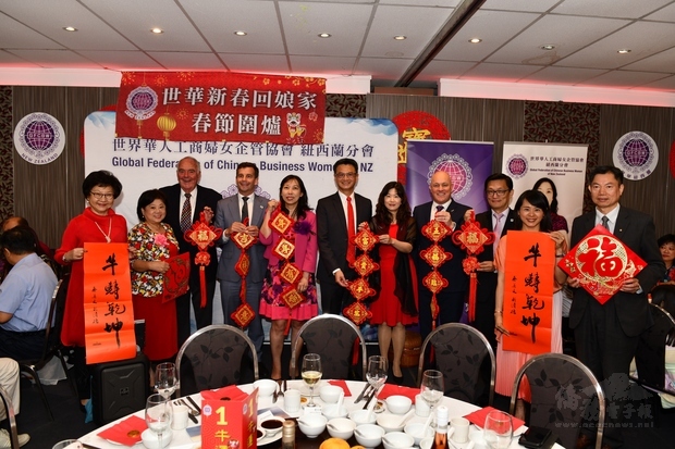 與會嘉賓歡喜拜年