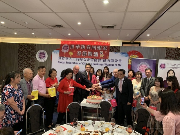 歡樂慶生切蛋糕