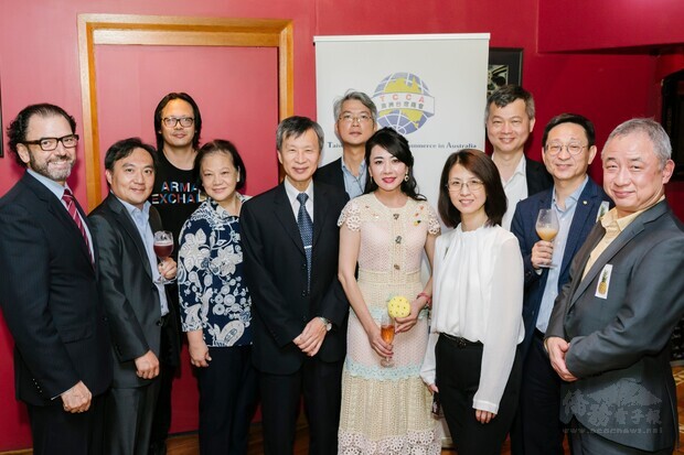 劉姸宏與部分企業代表合影