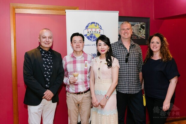 劉姸宏和與會來賓合影