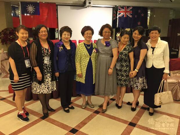 2016年4月，前副總統呂秀蓮(左四)訪問紐西蘭，鍾依霖(右四)熱情接待。