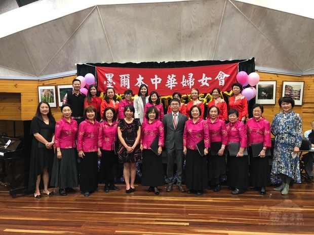 中華婦女會合唱團團員合照。