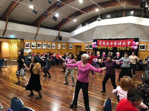 「臺灣舞蹈研習社」表演精彩活潑舞蹈。