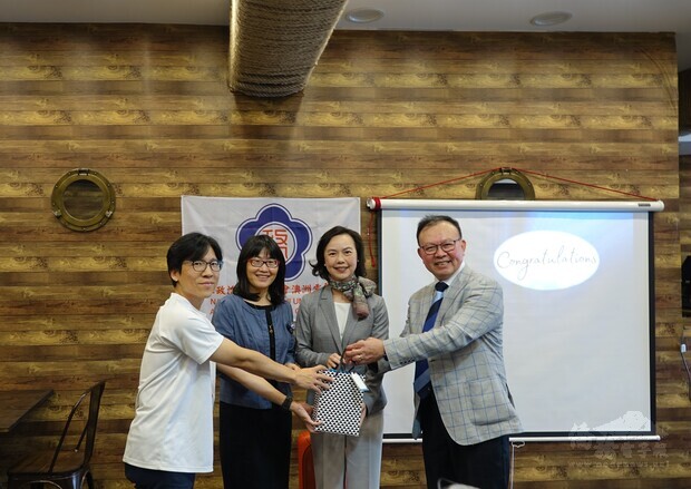 會長交接，(左起)新任會長張明仁、吳春芳、范惠君、卸任會長盧金煙