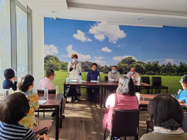 曾春梅女士(左一)說明臺灣過去如何以觀察員的身份協助其他成員國