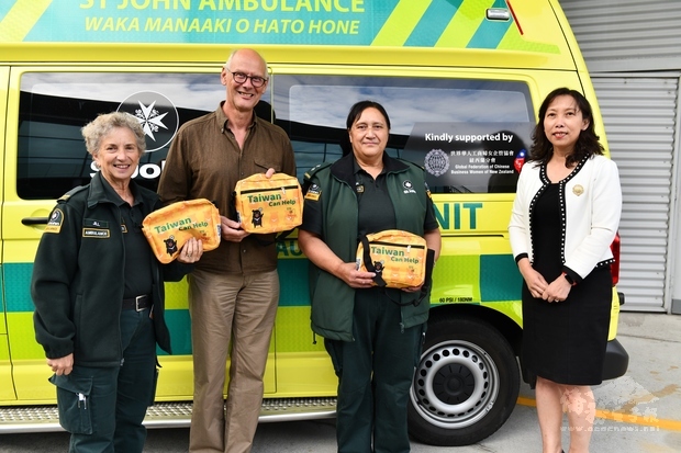 世華工商婦女企管協會贈送救護車人員防疫關懷包。