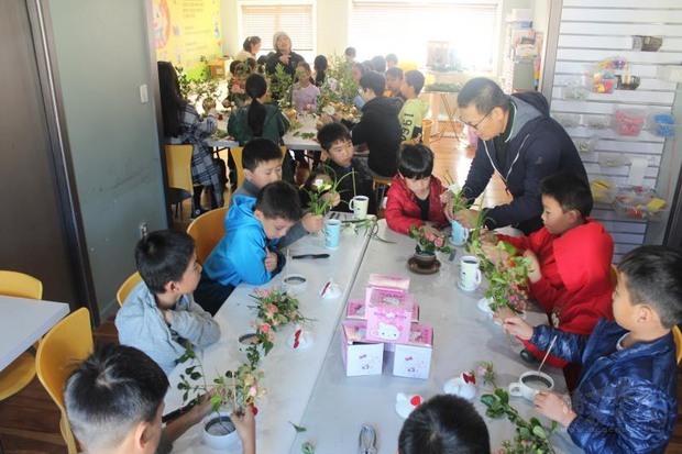 廖金寶老師指導學生學習插花。