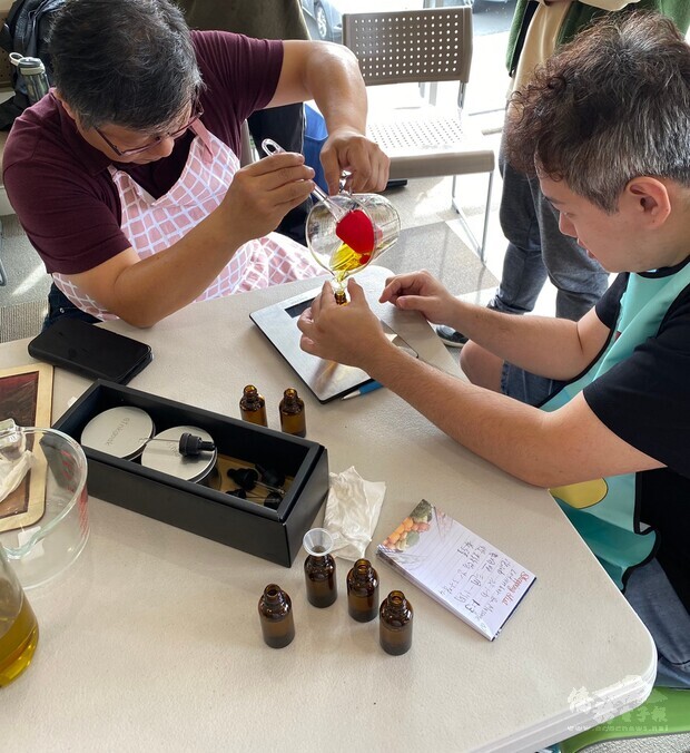 男子組製作按摩精油