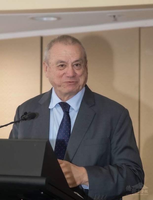 昆州議員Peter Russo致詞感謝大家前來參加論壇。