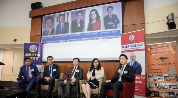 許柏亭(左起)、劉宗澤、施伯欣、游淑靜、林居正等人進行商業復甦論壇。