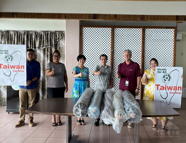 駐馬紹爾群島大使蕭勝中夫婦出席布料捐贈儀式