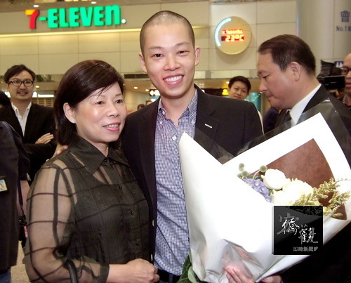 Jason Wu and his mother prepare for his older brother’s wedding banquet.
吳季剛為了參加哥哥的婚禮返台,他的母親(左)前往接機獻花。