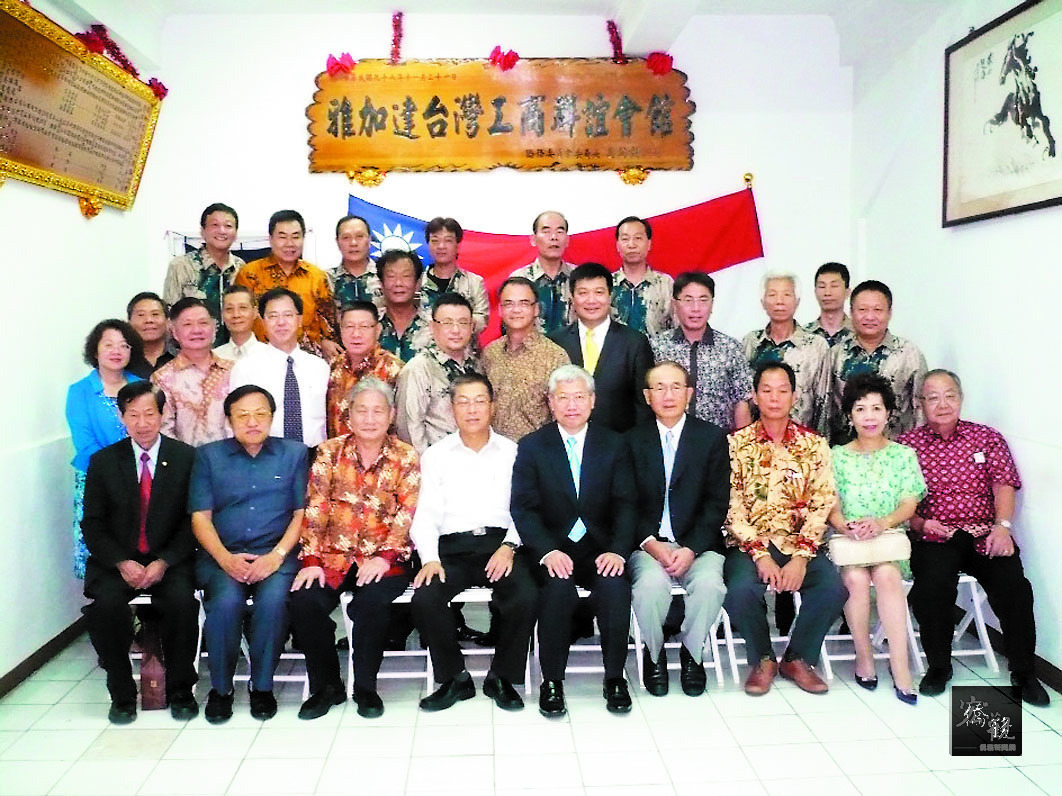 Minister Chen photographed together with members from Taiwan Business Club Jakarta.陳委員長與雅加達臺灣工商聯誼會幹部合影。