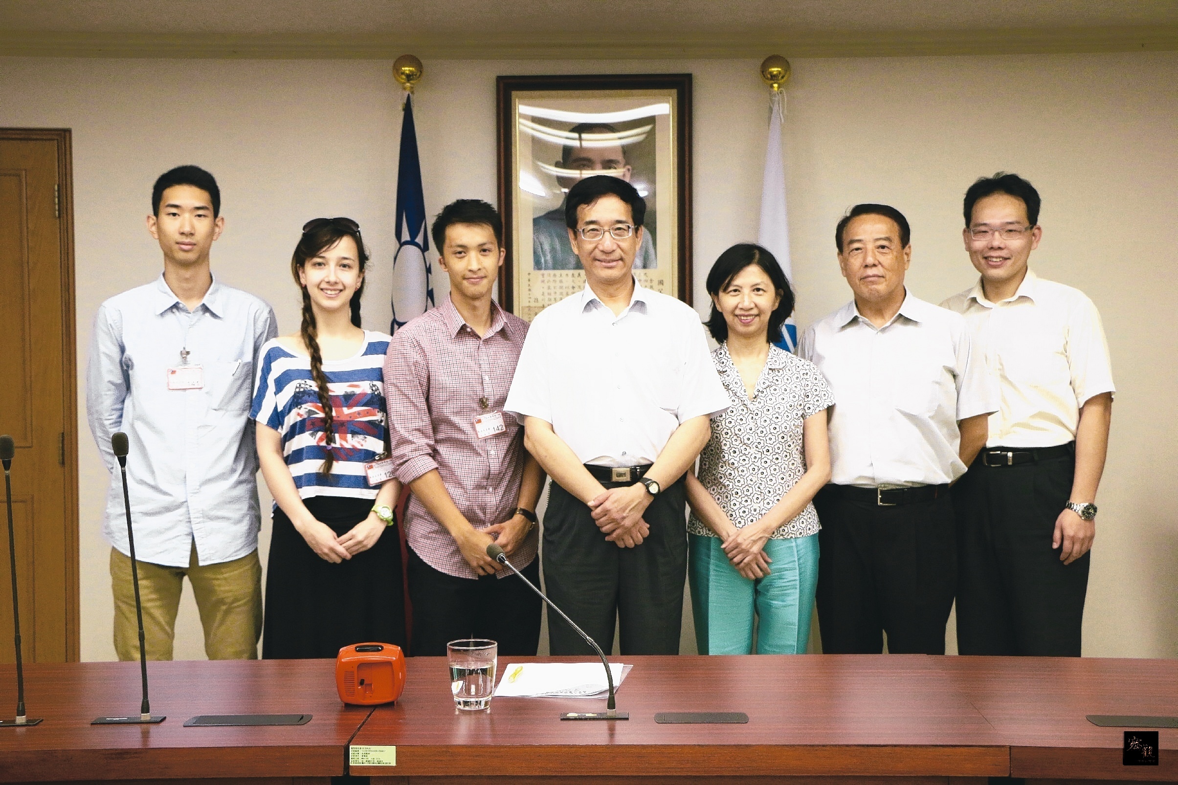 The three participants in the Taiwan Tech Trek program pictured with Deputy Minister Hsin (middle), the director of Overseas Chinese News Agency Chen Yi-fang (third from right) and Agency staff.參加候鳥計畫的學員與副委員長信世昌(圖中)、華僑通訊社社長陳奕芳(右三)及通訊社同仁座談。