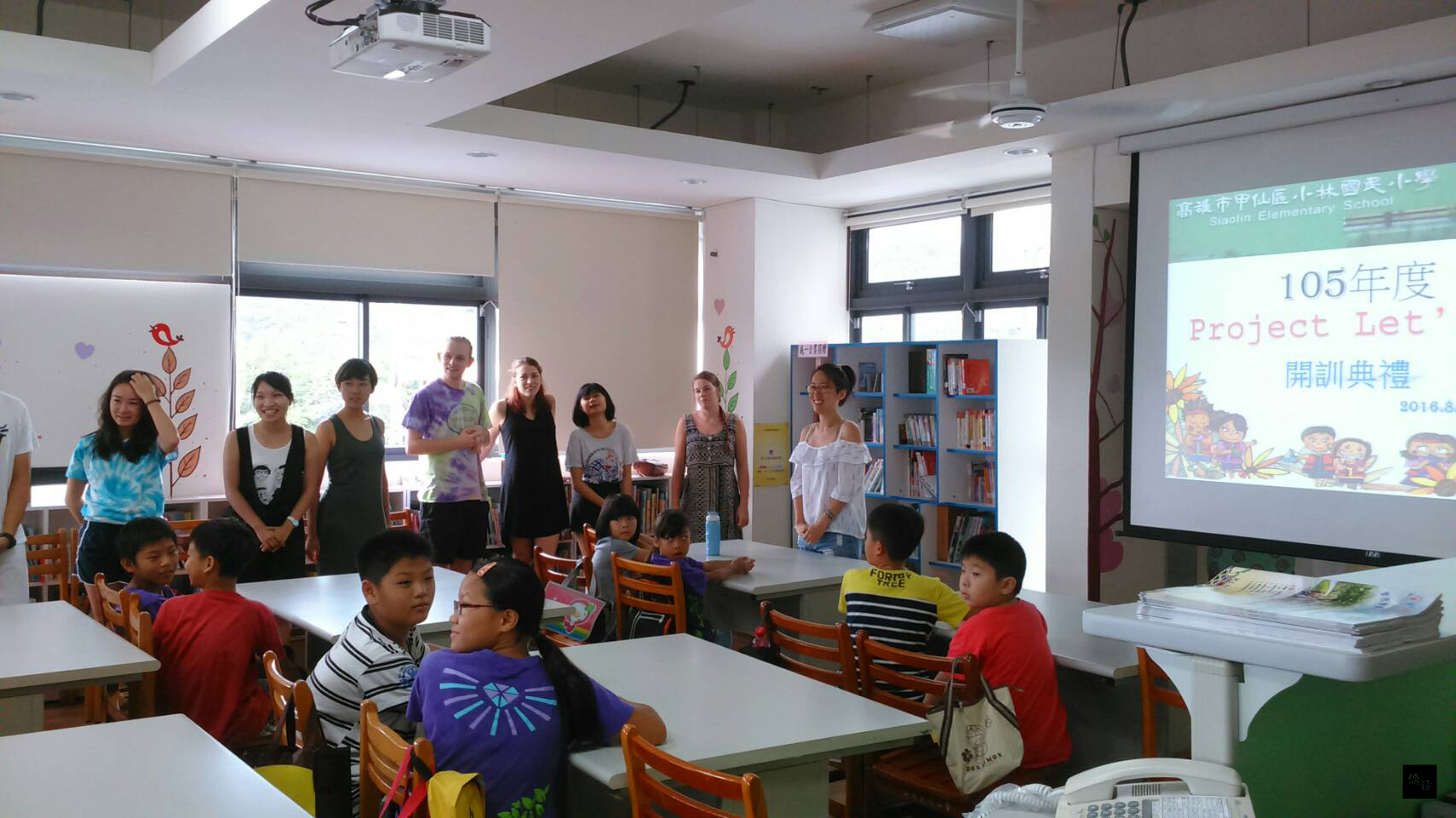 American volunteers help Xiaolin Village children learn English.(Photo courtesy of CNA)