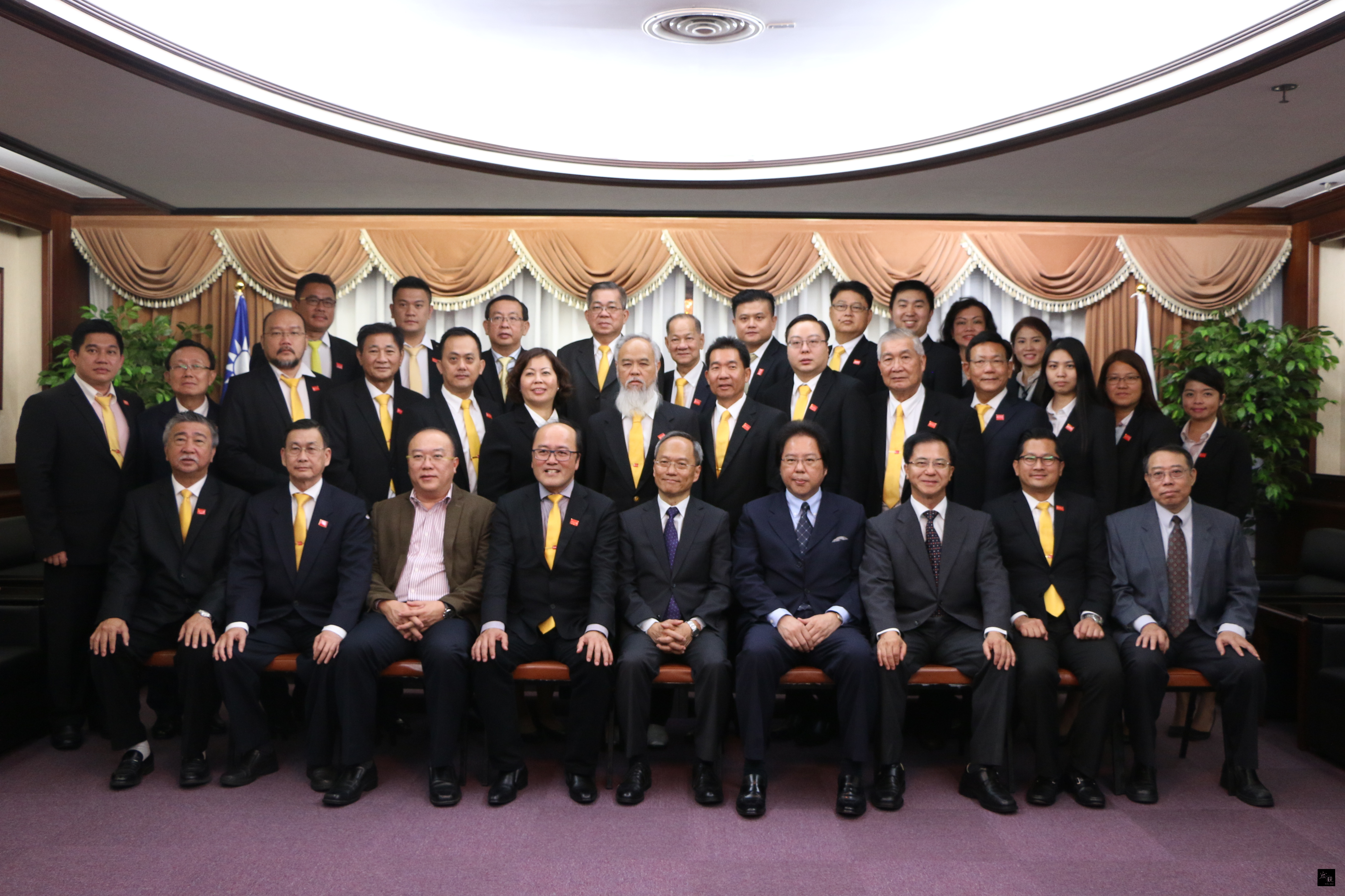 Wu (middle, front row) receives a group of executive members from theFMCGA.