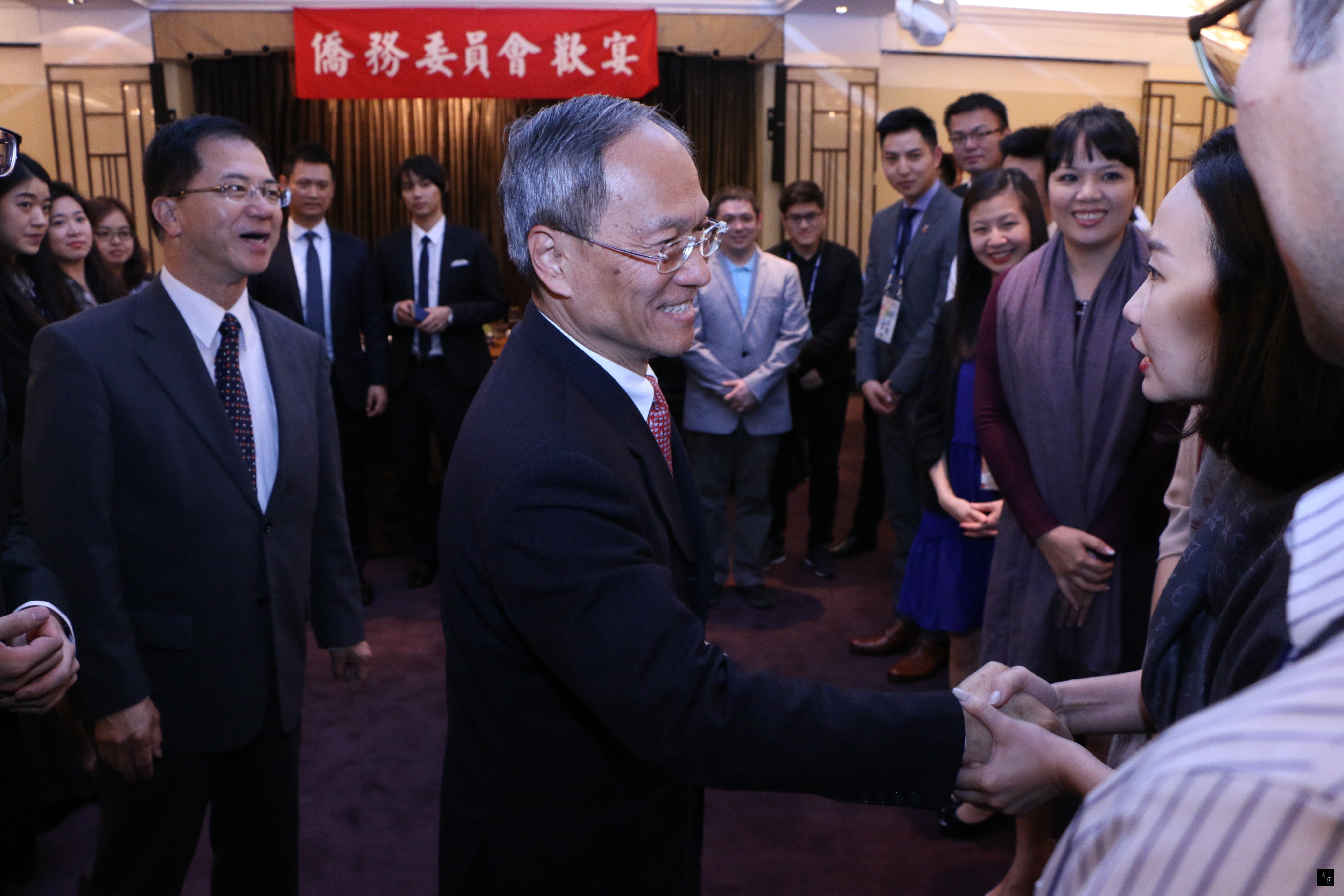 Wu (middle), accompanied by Wong Shu-hwa (left), Director-General of the OCAC’s Department of Overseas Chinese Business, greeted young entrepreneurs.