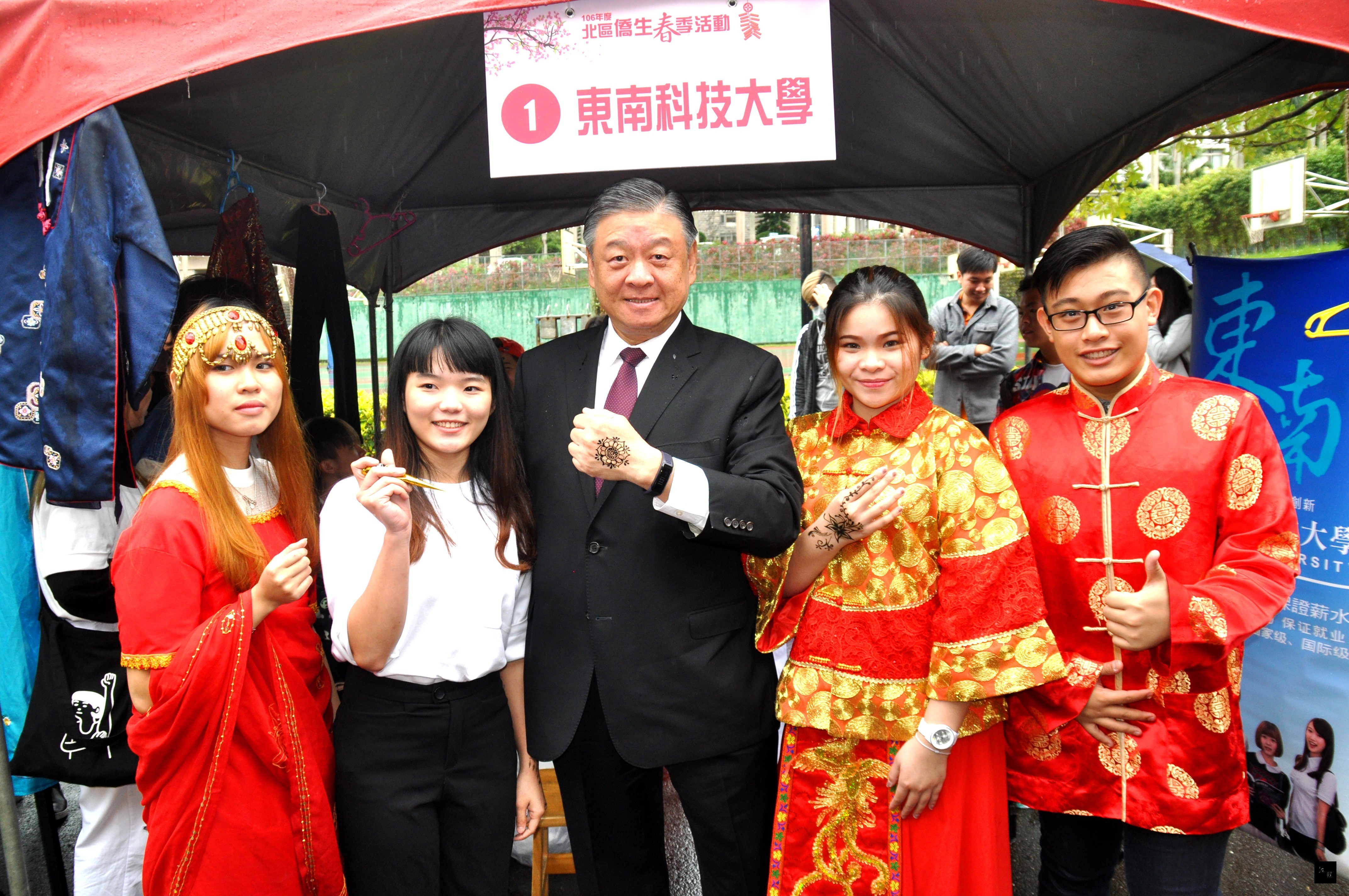 Leu (middle) photographed with some participating students.