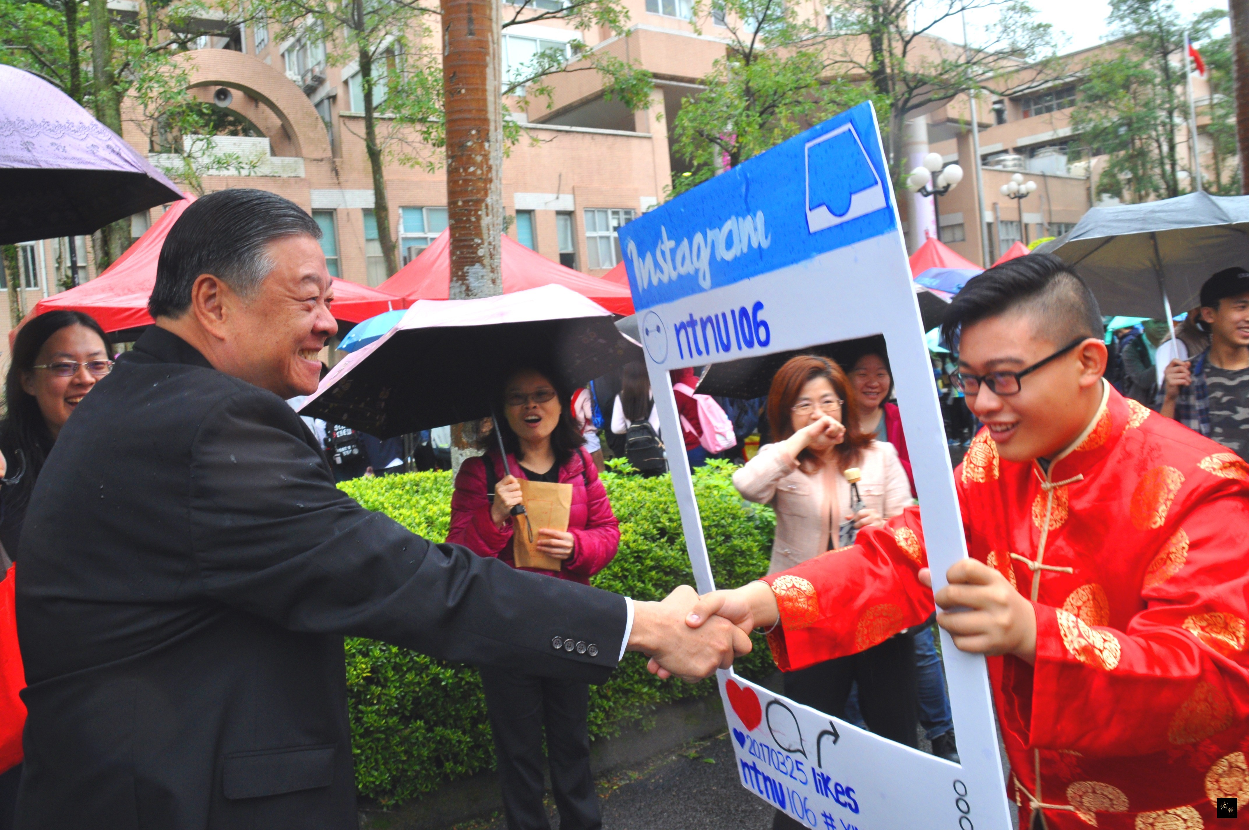 Leu (left) had fun together with the students.
