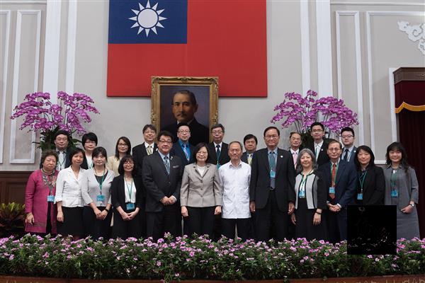 President Tsai Ing-wen(6th from left, front row)