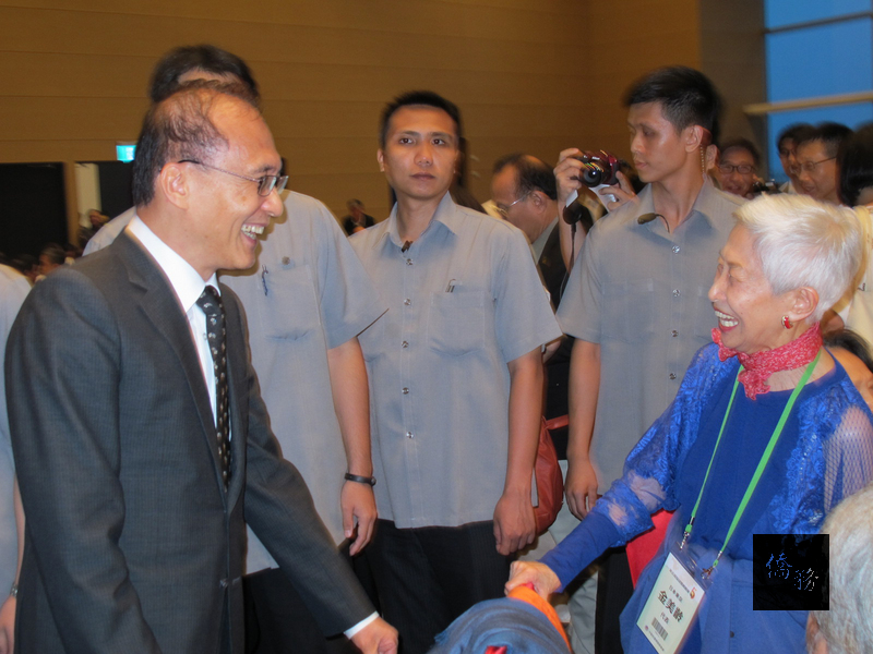 Premier Lin Chuan(Left,Photo Courtesy of CNA)