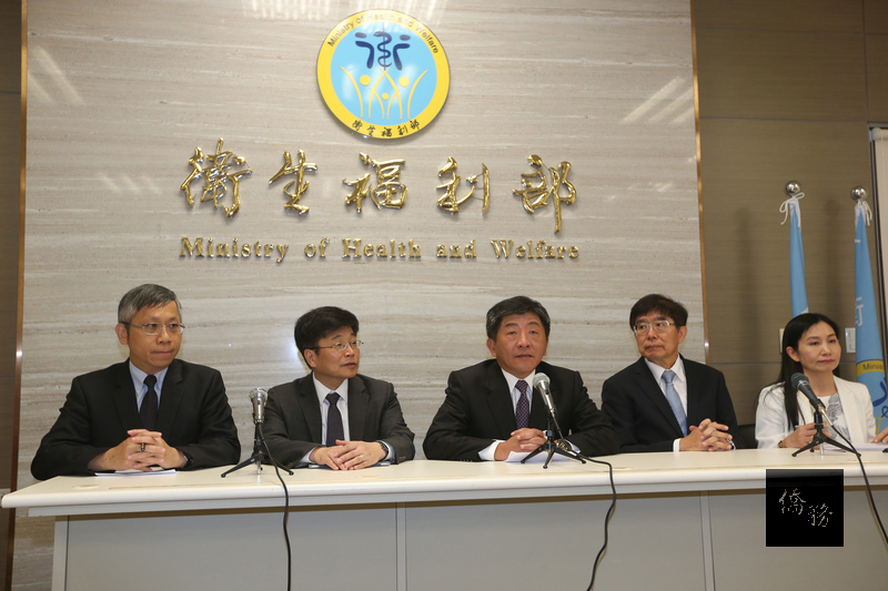 Minister of Health and Welfare Chen Shih-chung (center)(Photo courtesy of CNA)