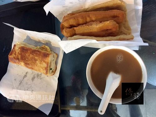 Shaobing (sesame flat bread, left); dough stick with shaobing (top); and ricemilk(Photo courtesy of CNA)
