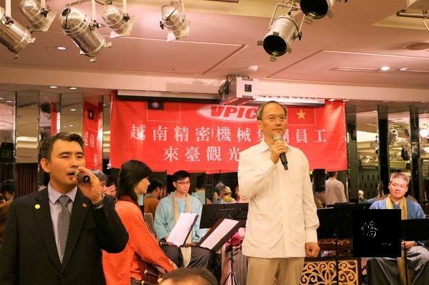 Wu Hsin-hsing (right) encourages the employees to visit Taiwan again for tourism with family and friends.