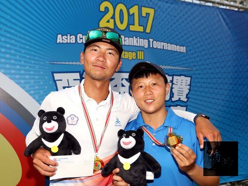 Photo courtesy of Chinese Taipei Archery Association;Le Chien-ying (right) and Wei Chun-heng