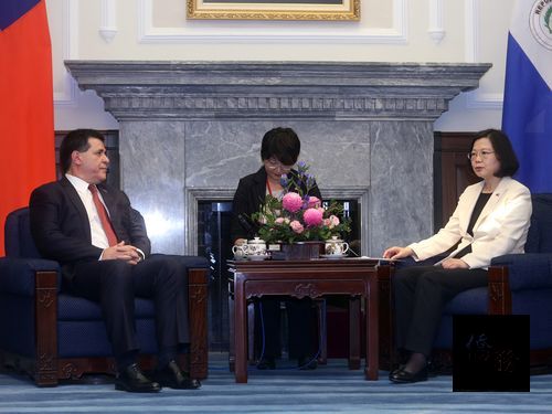 Photo courtesy of  CNA; President Tsai Ing-wen (right) and Paraguayan President Horacio Cartes