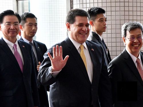 Photo courtesy of CNA; Vice President Chen Chien-jen ( right) and Paraguayan President Horacio Cartes