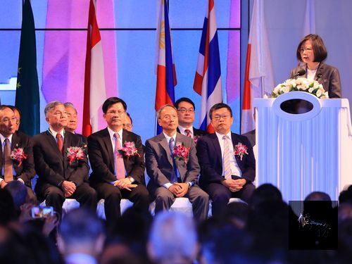 Photo courtesy of CNA;President Tsai Ing-wen (right)