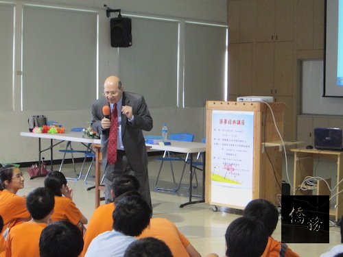Photo courtesy of AIT;Bookbinder speaks to students at New Taipei Municipal Zhong Zheng Junior High School on May 20, 2014. 