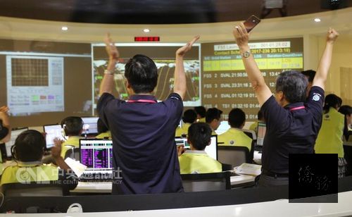 Science Minister Chen (left, arms up) is elated by FormoSat-5's successful contact with ground station.