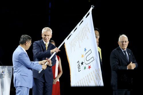 Photo courtesy of CNA; Taipei Mayor Ko (left) hands FISU flag to FISU President Matytsin, who then handed it over to Raimondo Pasquino (right), chairman of the 2019 Naples Universiade Organizing Committee.