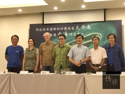Wu (third right);photo courtesy of CNA